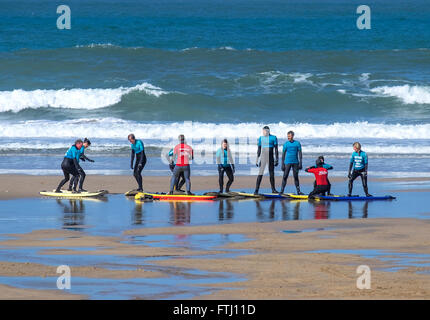 Un surf scuola di formazione a Fistral Beach, Newquay, Cornwall, Regno Unito Foto Stock