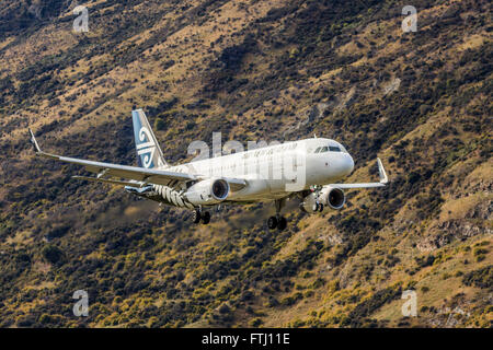 Air New Zealand Airbus A320 twin jet,in atterraggio a ZQN aeroporto,Queenstown,Central Otago,Isola del Sud,Nuova Zelanda Foto Stock