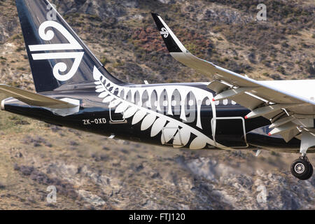 Logo Koru sulla coda di un'Air New Zealand Airbus A320 twin jet,ZQN aeroporto,Queenstown,Central Otago,Isola del Sud,Nuova Zelanda Foto Stock