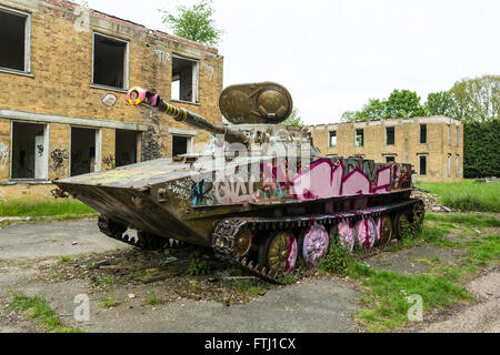 Serbatoio militare con graffiti dipinti su al vecchio derelitti RAF Upwood airbase in Cambridgeshire, Regno Unito Foto Stock