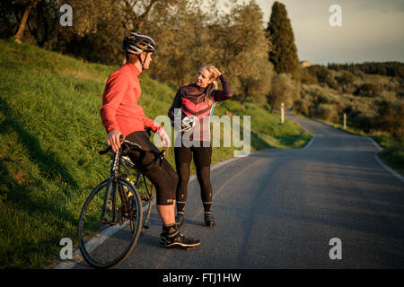 Allenamento ciclismo camp fitness e benessere toscana italia consulenza e test medici gruppo di ciclisti Foto Stock