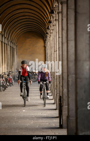 Allenamento ciclismo camp fitness e benessere toscana italia consulenza e test medici gruppo di ciclisti Foto Stock