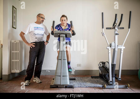 Allenamento ciclismo camp fitness e benessere toscana italia consulenza e test medici gruppo di ciclisti Foto Stock