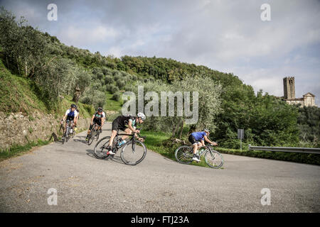 Allenamento ciclismo camp fitness e benessere toscana italia consulenza e test medici gruppo di ciclisti Foto Stock