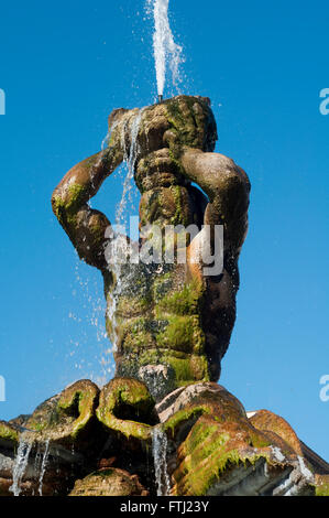 Italia Lazio Roma, Piazza Barberini, Fontana del Tritone di Gian Lorenzo Bernini Foto Stock