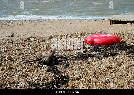 Anello di vita e dei detriti lavato fino sulla spiaggia durante la tempesta katie a Southsea England Regno Unito Foto Stock