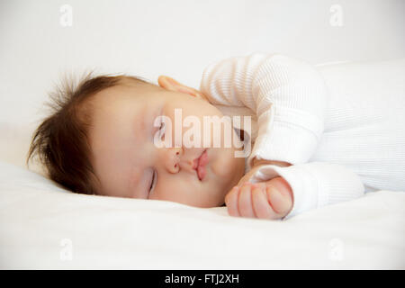 Poco ragazza neonata slepping Foto Stock