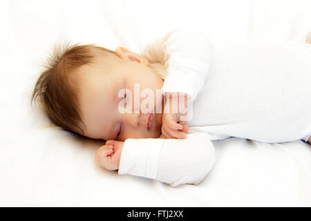 Poco ragazza neonata slepping Foto Stock