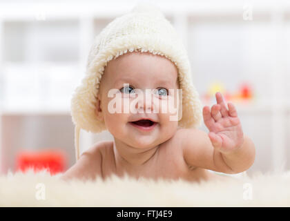 Little Baby girl usurata nel cappello bianco Foto Stock