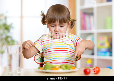 Bambino ragazza rifiuta di mangiare la sua cena Foto Stock