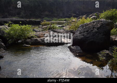 Da fiume Nhim in Vietnam con il fiume nei pressi di montagna e la foresta tropicale nella stagione secca con rock sul letto del fiume Foto Stock