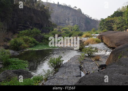 Da fiume Nhim in Vietnam con il fiume nei pressi di montagna e la foresta tropicale nella stagione secca con rock sul letto del fiume Foto Stock