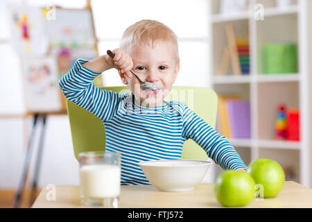 Kid ragazzo di mangiare cibo sano a casa o asilo nido Foto Stock