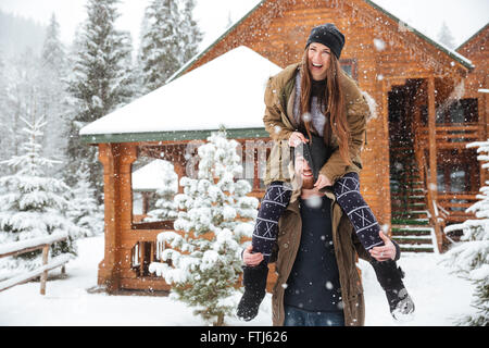 Funny felice coppia giovane per divertirsi insieme in inverno Foto Stock