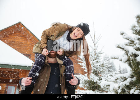 Felice coppia giovane avendo divertimento e risate in inverno Foto Stock