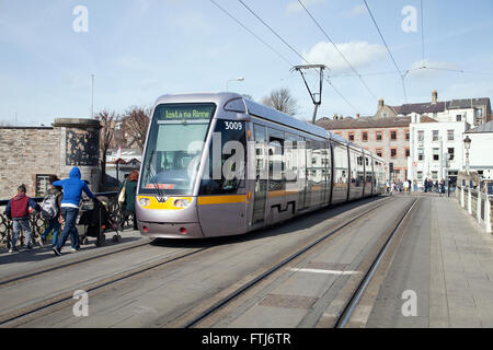 Il tram Luas nella città di Dublino Irlanda Foto Stock