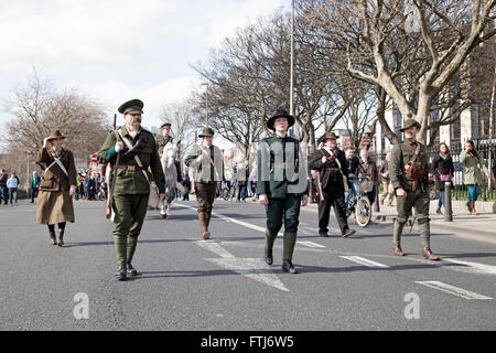 Attori raffigurante la Pasqua 1916 i leader emergenti in marcia attraverso la città di Dublino, Irlanda. Foto Stock