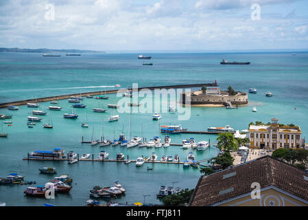 Vista panoramica della città bassa con Forte São Marcelo, dal Elevador Lacerda, Salvador, Bahia, Brasile Foto Stock