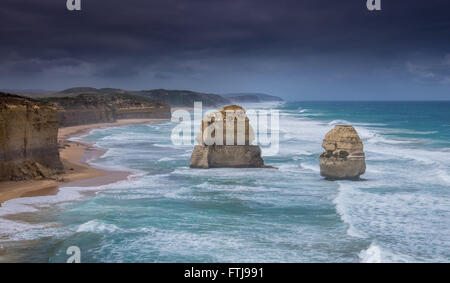 Il mare in tempesta crash in due enormi pile di mare, Gog e Magog lungo la Great Ocean Road vicino a Port Campbell in Victoria. Foto Stock