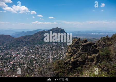 Tepoztlan Piramide e Tepozteco Foto Stock