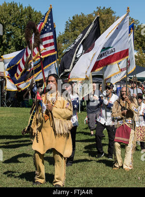 Native American ballerini a Stillwater Pow-wow Grand Entry Anderson, California. Foto Stock