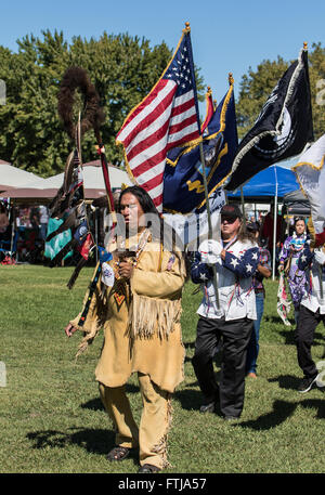 Native American ballerini a Stillwater Pow-wow Grand Entry Anderson, California. Foto Stock