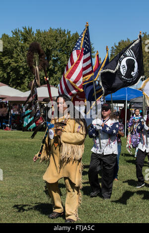 Native American ballerini Grand Entry al Stillwater Pow-wow, Anderson, California. Foto Stock