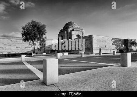 Bianco nero conversione di Canberra's War Memorial complesso come visto dalla pietra formale lato giardino con nessuno in calcestruzzo graphic Foto Stock
