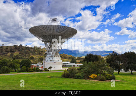 Piatto del telescopio radio antenna rivolta verso il cielo blu a Tidbinbilla Deep space research station di Australia Foto Stock