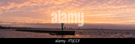 Vista panoramica della città di Tallinn silhouette e mare pier sul tramonto Foto Stock