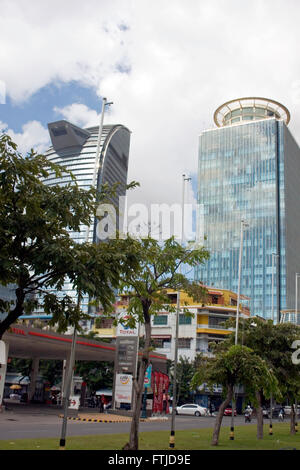 La nuova capitale Vattanac Torre (sinistra) e Torre Canadia salire al di sopra di una strada di città nel centro della città di Penh Cambogia. Foto Stock