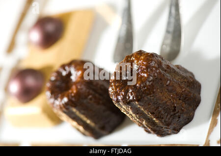 Torta canneles, francese dessert in una panetteria Foto Stock