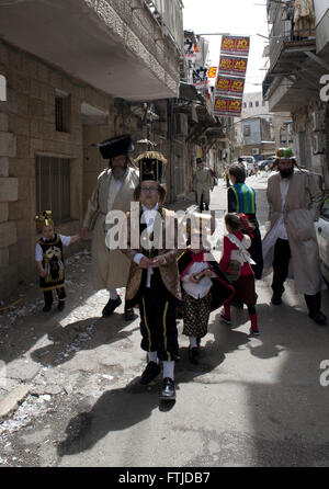 Gerusalemme Israele 25 marzo 2016 bambini ebrei in costume celebrare la festa di Purim nel complesso Mea Shearim quartiere. Foto Stock