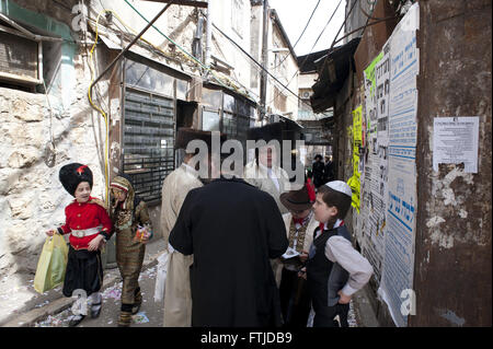 Gerusalemme Israele 25 marzo 2016 bambini ebrei in costume celebrare la festa di Purim nel complesso Mea Shearim quartiere. Foto Stock