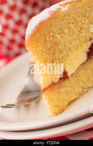 Victoria sponge cake sulla piastra - tè del pomeriggio Foto Stock