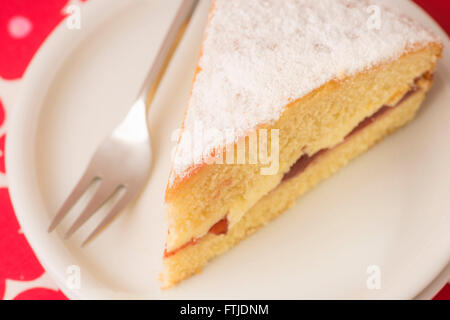 Victoria sponge cake sulla piastra - tè del pomeriggio Foto Stock