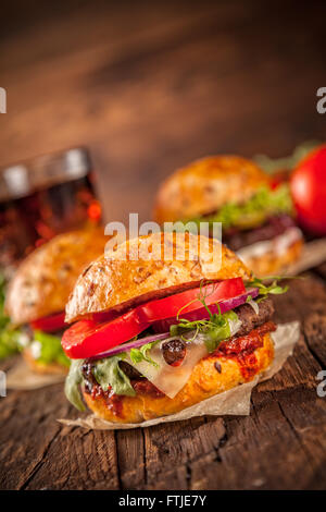 Fresca fatta in casa hamburger servito su legno Foto Stock