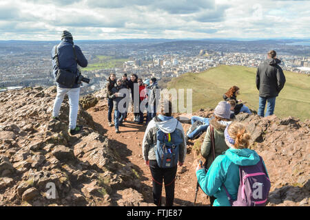 Arthur sede del Summit - persone che guardano la vista di Edimburgo al di sotto di Foto Stock