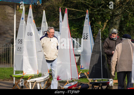 Membri del modello di Newquay Yacht Club e alcune delle loro imbarcazioni a vela al Lago Trenance in Cornovaglia. Foto Stock