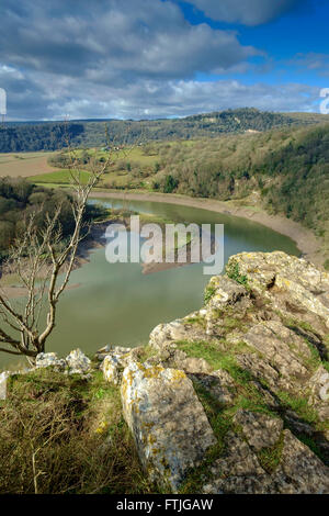 Wintour's Leap sul fiume Wye da scogliere nel Gloucestershire.piegare nel fiume fotografata dalla cima delle scogliere . Le rocce in primo piano. Foto Stock