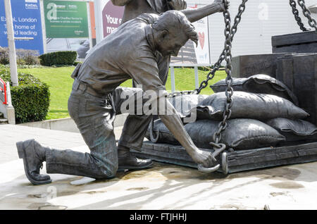 In bronzo statua portuali al di fuori del London ExCeL. Foto Stock