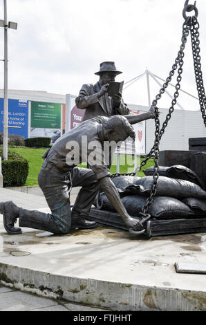 In bronzo statua portuali al di fuori del London ExCeL. Foto Stock