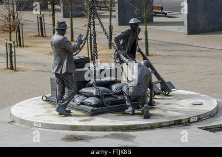 In bronzo statua portuali al di fuori del London ExCeL. Foto Stock