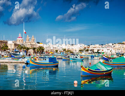 Porto di Marsaxlokk e mediterranei tradizionali barche da pesca in isola di Malta Foto Stock