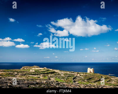 Fort e costa mediterranea vista dell isola di Gozo a Malta Foto Stock