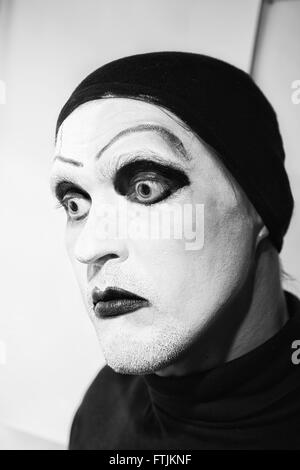 Attore teatrale con trucco scuro sul suo viso vicino fino Foto Stock