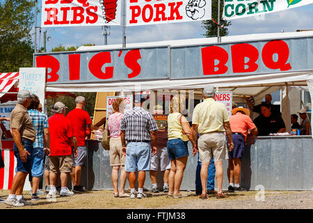 Coda in un fast food barbecue stallo a Arcadia Rodeo, Florida, America Foto Stock