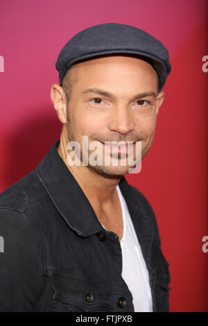 Berlino, Germania. 06 Mar, 2014. Musicista tedesco Roger Cicero pone durante un photocall dell'emittente tedesca Vox a Berlino, Germania, 06 marzo 2014. Foto: Joerg Carstensen/dpa/Alamy Live News Foto Stock