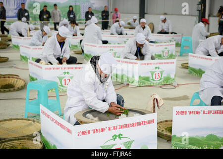 Anshun, della Cina di Guizhou. 29 Mar, 2016. I partecipanti prendono parte a un tè concorso di frittura in Anshun, a sud-ovest della Cina di Guizhou, Marzo 29, 2016. Più di 100 concorrenti hanno partecipato al concorso di tè picking, frittura e tè arte di eseguire qui il martedì. Credito: Liu Xu/Xinhua/Alamy Live News Foto Stock