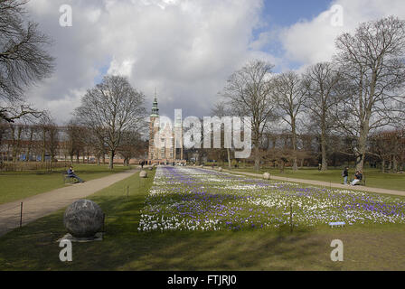 Copenhagen, Danimarca. 29 marzo, 2016. Molla in Danimarca Crocus fiori (krokus blomster)Crucus fiori nel giardino dei Re (kongenshave) farview rosenborg slot il castello di Rosenborg. Credito: Francesco Dean/Alamy Live News Foto Stock